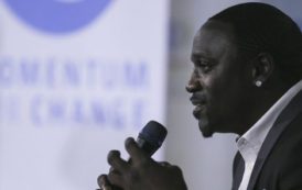 À Bamako, Akon inaugure une usine de lampadaires solaires