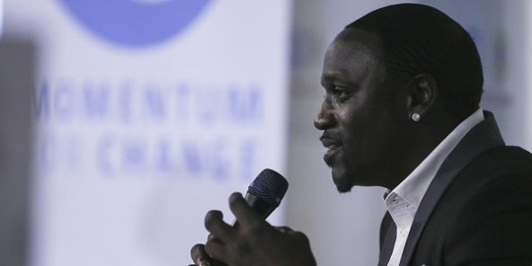 À Bamako, Akon inaugure une usine de lampadaires solaires