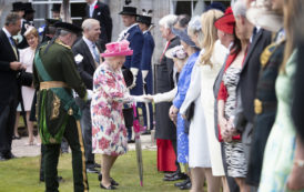 Elizabeth II toute pimpante pour recevoir ses quelque 8 000 invités [Photos]