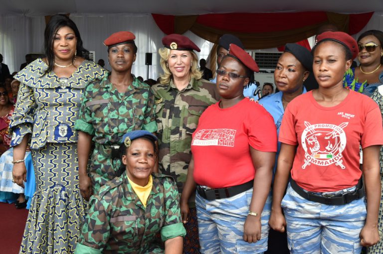 Côte-d’Ivoire: Dominique Ouattara fête les mères avec les épouses des militaires au camp Akouédo