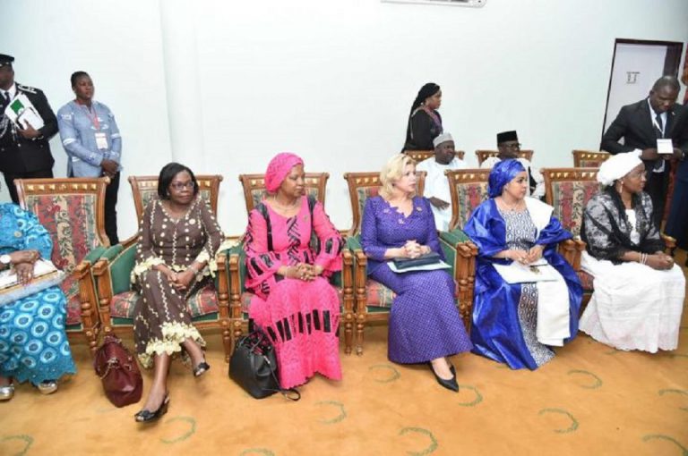 Côte-d’Ivoire: Dominique Ouattara avec plusieurs 1ères Dames au séminaire sur le cancer à Ouagadougou (OCI)