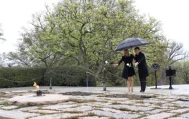 Emmanuel et Brigitte Macron se recueillent devant la tombe de Kennedy [Photos]