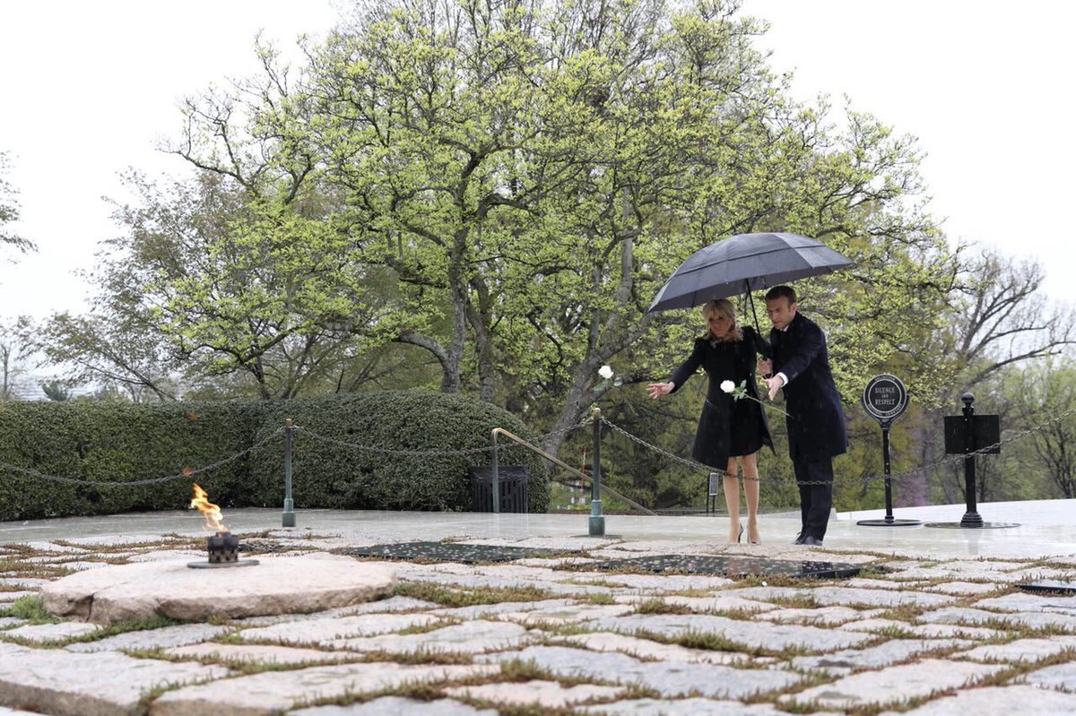 Emmanuel et Brigitte Macron se recueillent devant la tombe de Kennedy [Photos]