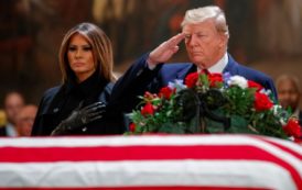 Donald et Melania Trump rendent hommage à George H. W. Bush [Photos]