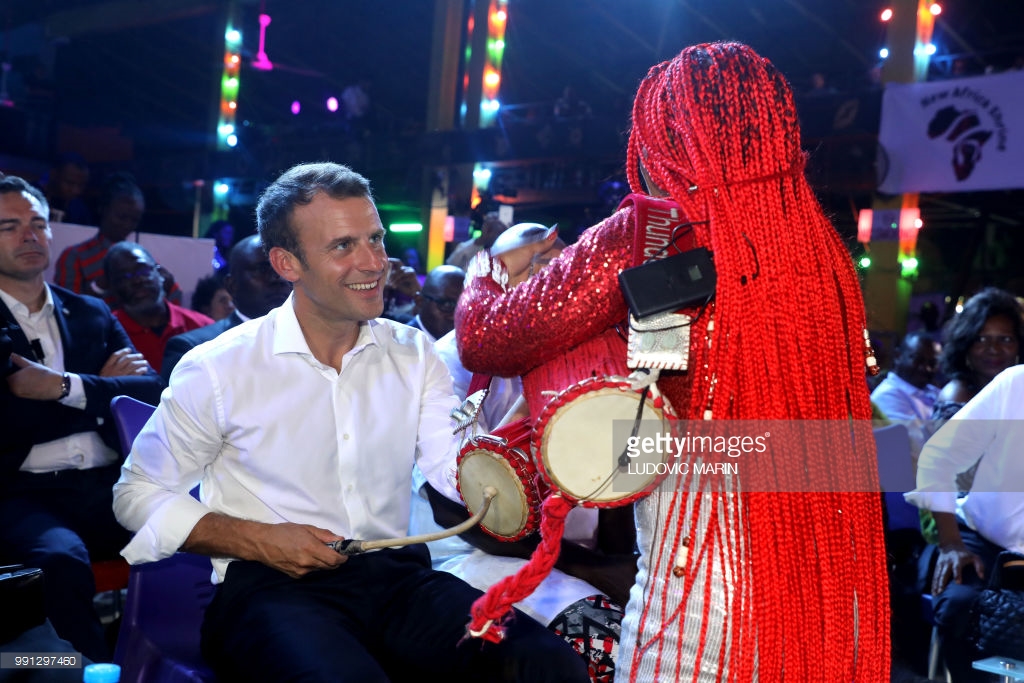 Emmanuel Macron en boîte de nuit au Nigeria avec Youssou Ndour [Photos]