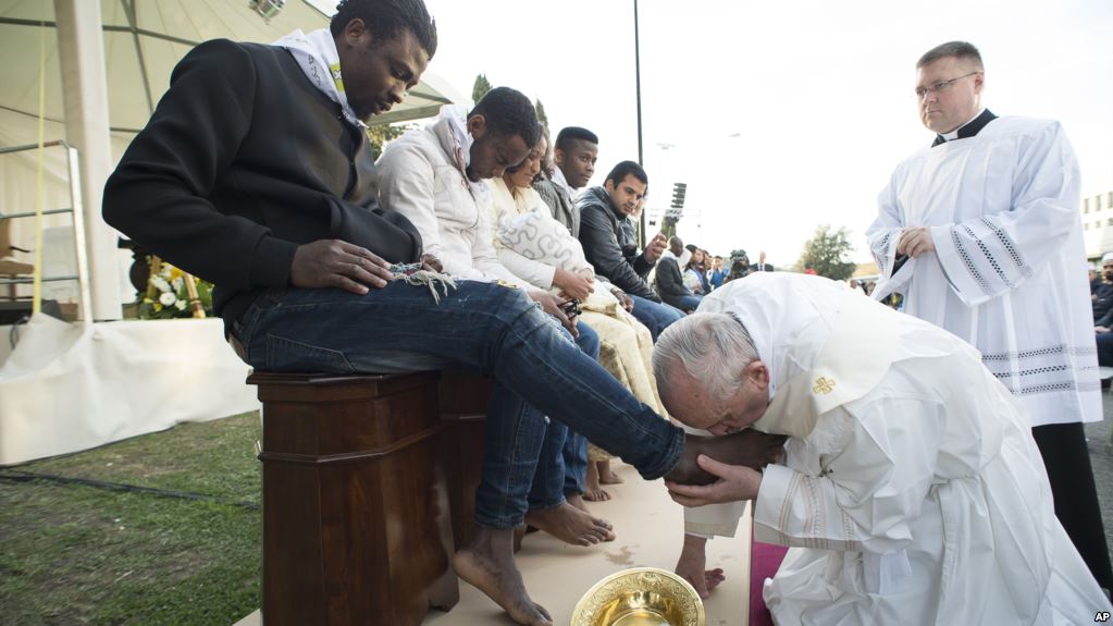 Le pape lave les pieds de détenus non catholiques