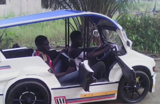 Ghana/Technologie: Deux frères fabriquent une voiture à trois passagers