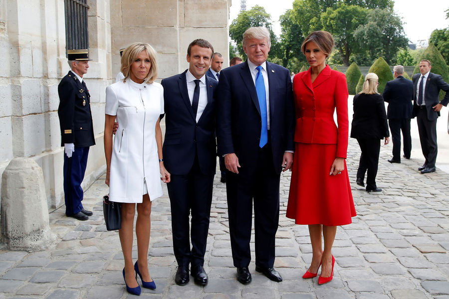 Brigitte et Emmanuel Macron ont accueilli le couple Trump aux Invalides