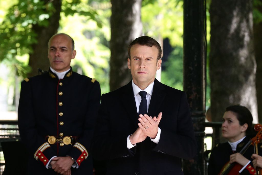 Découvrez le prix du costume d’Emmanuel Macron pour la passation de pouvoir