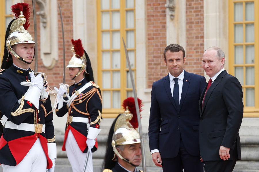 Macron – Poutine, une première rencontre en images