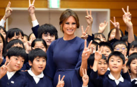 Melania Trump ravie de rencontrer les écoliers japonais en images