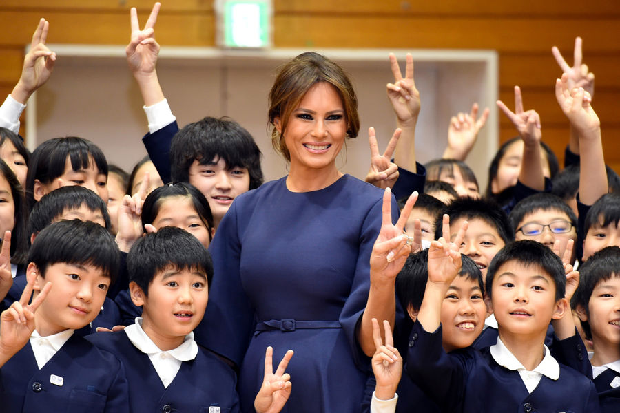 Au Japon, Melania Trump visite une joaillerie pendant que son mari joue au golf en images