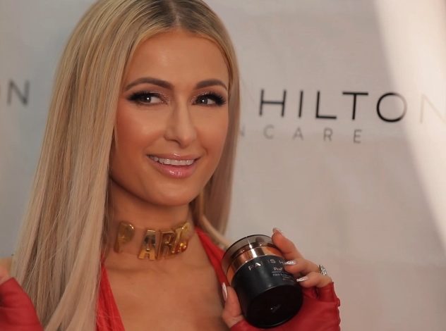 Paris Hilton apporte sa marque de soin de la peau à Milan