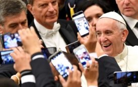 Le pape François dénonce l’usage des téléphones en pleine messe