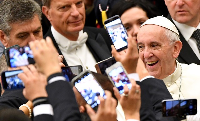 Le pape François dénonce l’usage des téléphones en pleine messe