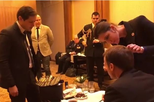 Quand Emmanuel Macron apprend le chinois en se faisant maquiller