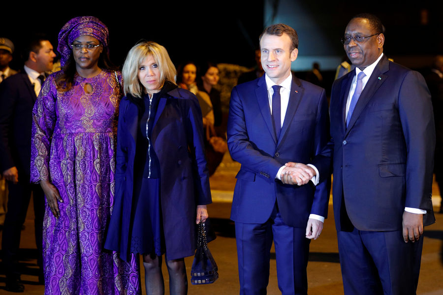 Emmanuel et Brigitte Macron sont arrivés au Sénégal en images