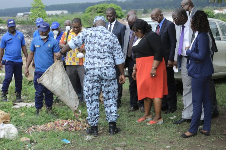 Côte d’Ivoire : Anne Ouloto veut mettre un terme au déversement illégal des déchets industriels privés