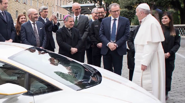 Le pape françois vend sa lamborghini aux enchères !