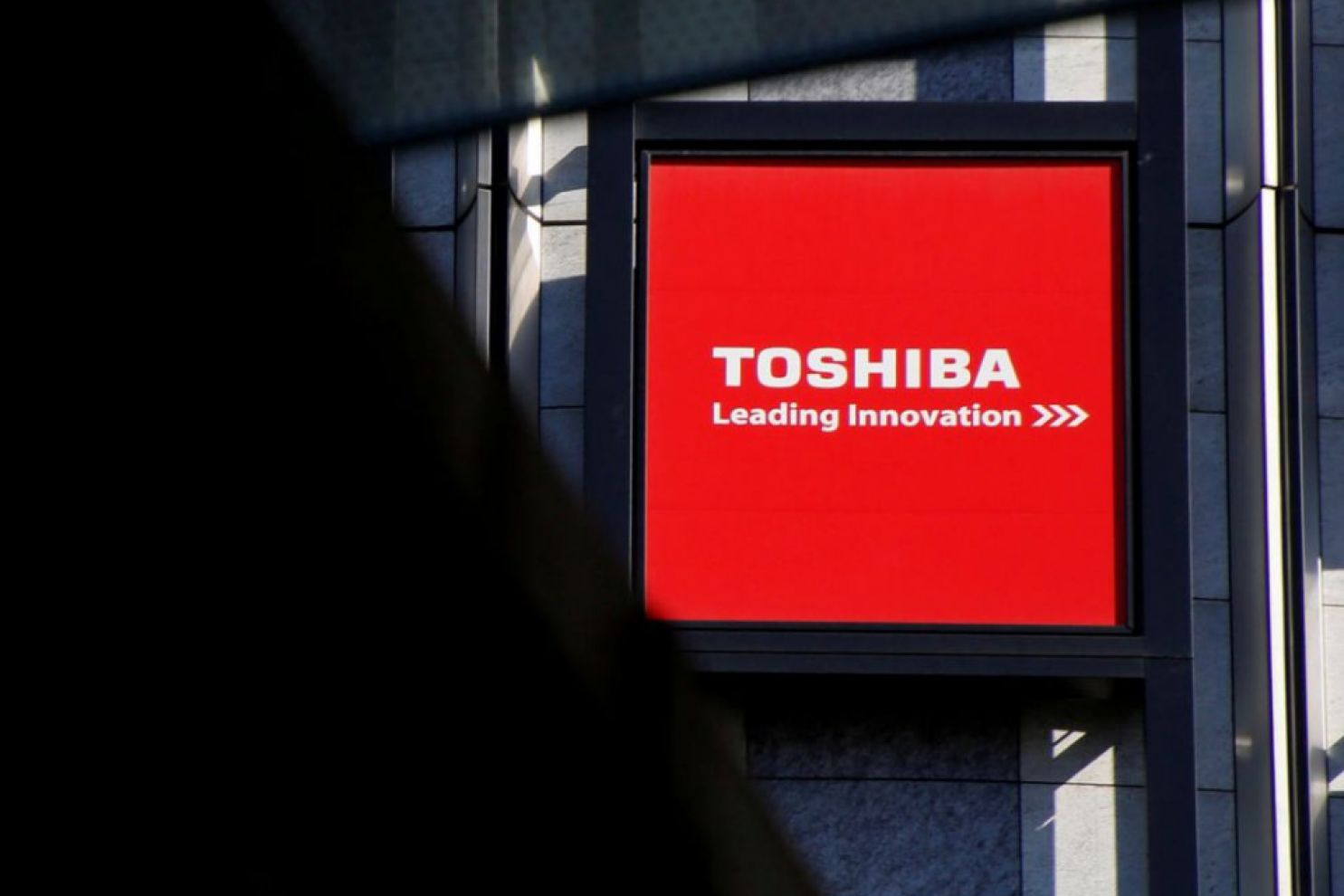 Japan, US move to fend off China bids for Toshiba