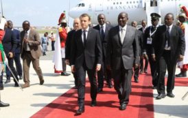 Arrivée du président français Emmanuel Macron à Abidjan pour le 5è sommet Afrique-Europe en images