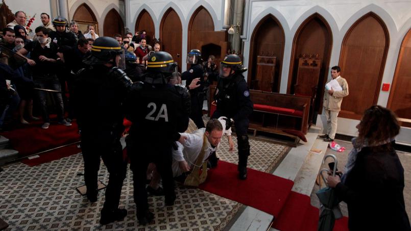 Scandale en France: une église à démolir évacuée par la police pendant la messe, le prêtre traîné au sol (photos)