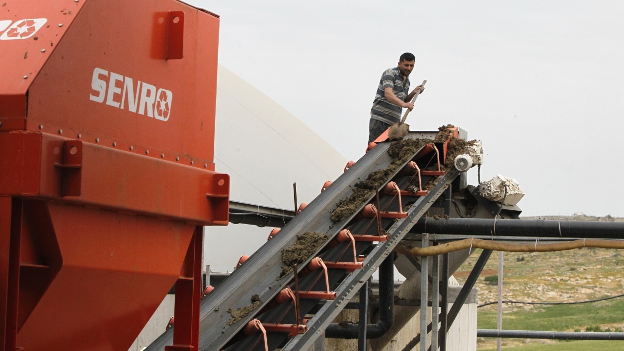 Cette grande laiterie de Cisjordanie produit son électricité grâce aux bouses de vaches