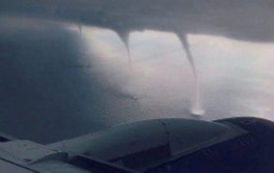 En vidéo : un avion atterrit à travers des colonnes de tornades