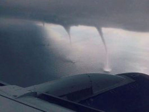 En vidéo : un avion atterrit à travers des colonnes de tornades