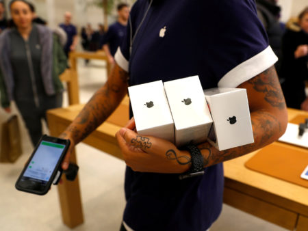 NIKKEI: Apple va diviser par 2 ses objectifs de production de l’iPhone X — il ne s’est pas assez bien vendu à Noël