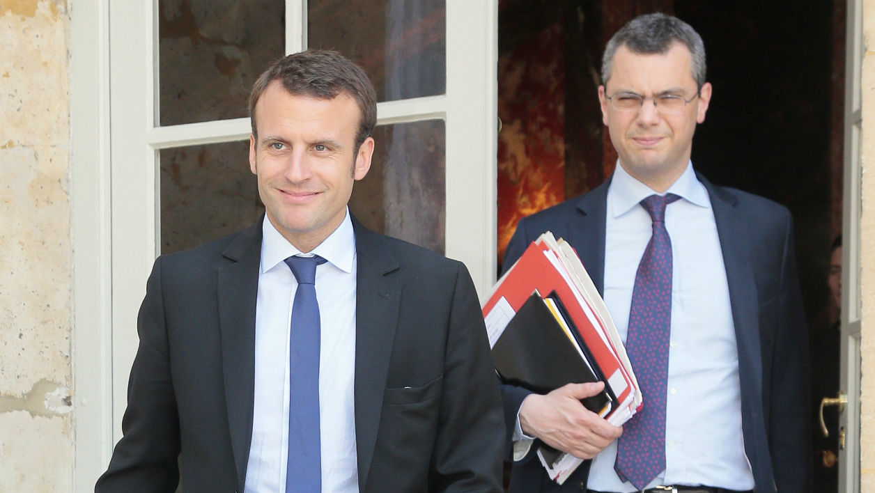 Les proches de Macron “sur les genoux” face au “tourbillon” qu’il impose