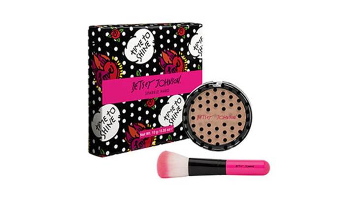 Betsey Johnson fait ses débuts dans le maquillage