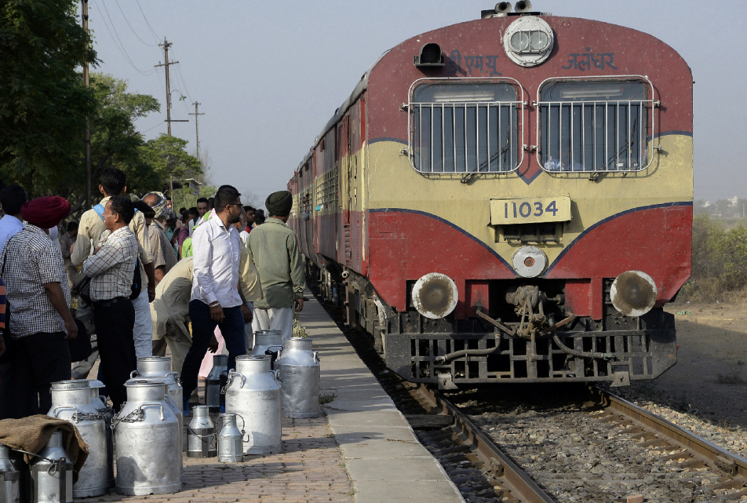 L’Inde fait rouler ses premiers trains solaires