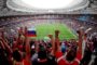 Des supporters accueillent les Bleus à Ekaterinbourg en compagnie d’un véritable coq