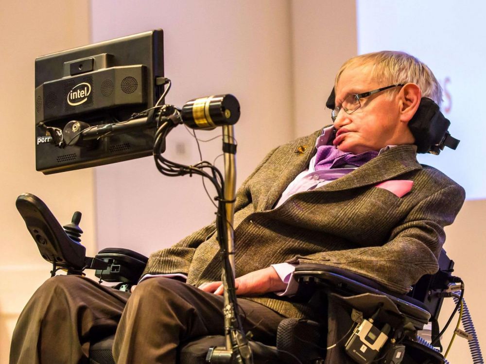 Extraterrestres, robots, IA : les 7 citations à retenir de l’astrophysicien Stephen Hawking