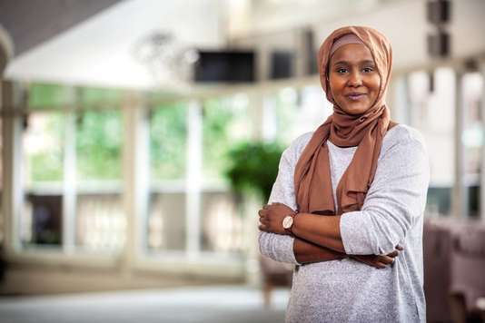 Leila Ali Elmi, musulmane et voilée, fait son entrée au Parlement suédois