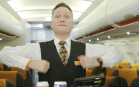 Pour être hôtesse ou steward sur easyJet, il faut savoir mimer le poulet