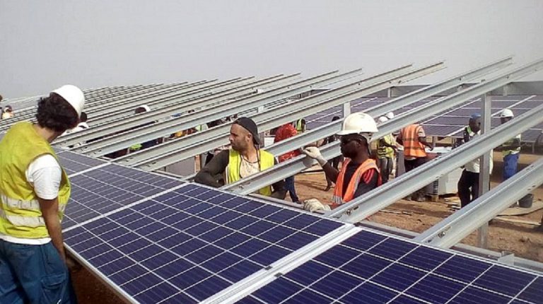 Burkina / Energie: Kaboré et Macron inaugurent la plus grande centrale solaire d’Afrique de l’Ouest