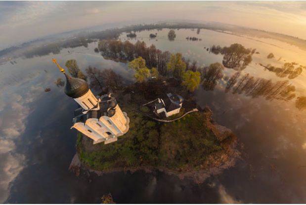 Planer au-dessus de l’une des églises russes les plus remarquables (vue en 3D)