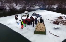 C’est normal en Russie: ils organisent une fête sur un bloc de glace à la dérive