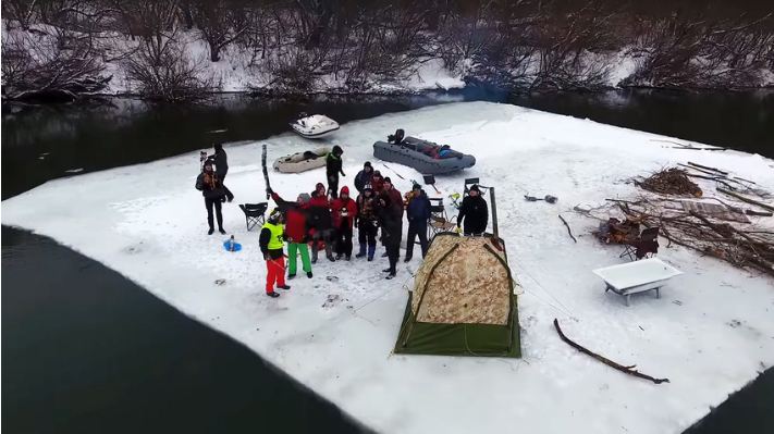 C’est normal en Russie: ils organisent une fête sur un bloc de glace à la dérive