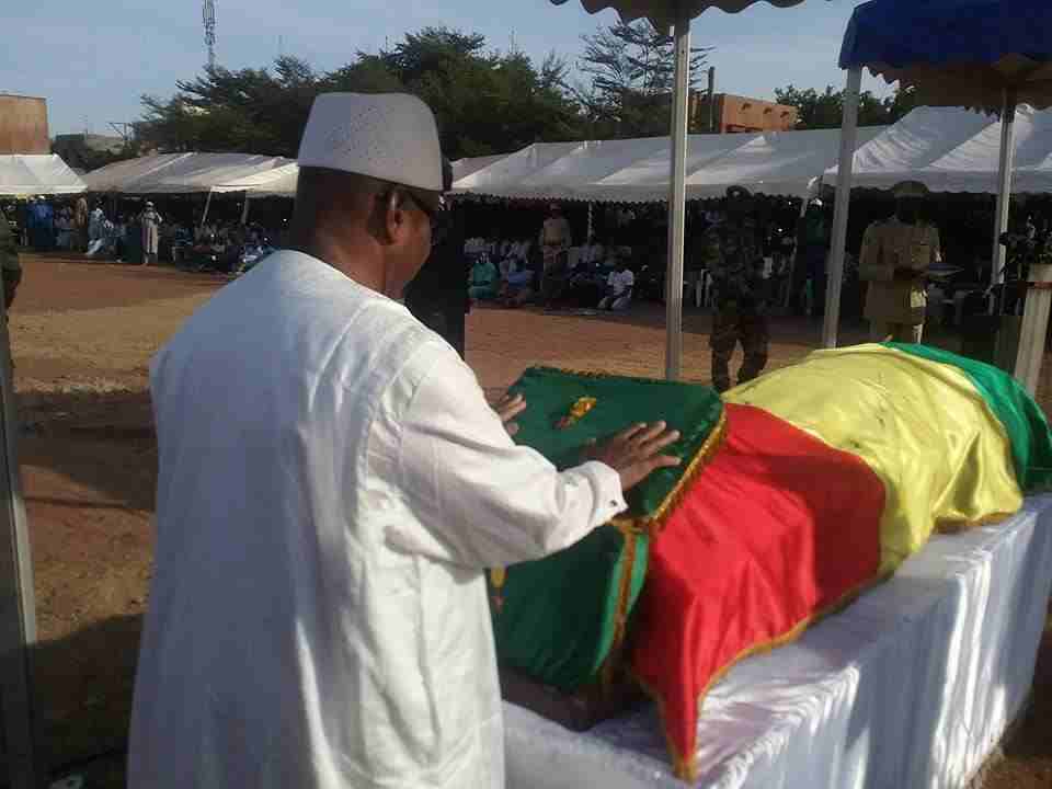 NÉCROLOGIE : LE PRÉSIDENT DE LA RÉPUBLIQUE, CHEF DE L’ÉTAT SEM IBRAHIM BOUBACAR KEITA, GRAND MAÎTRE DES ORDRES NATIONAUX , ASSISTE AUX OBSÈQUES DE M. TÉNÉMA SANOGO