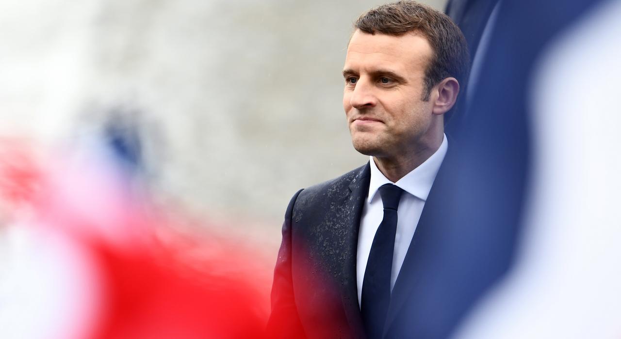 COMBIEN DEVRAIT TOUCHER EMMANUEL MACRON ET À QUELS AVANTAGES A-T-IL DROIT ?