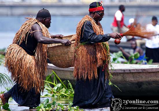 Cameroun- Douala: une pirogue chavire dans la Dibamba avec une vingtaine de personnes à son bord