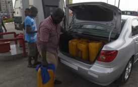 Les Nigérians exaspérés par les pénuries de carburant