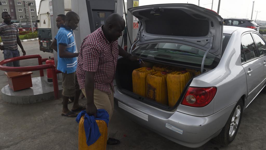 Les Nigérians exaspérés par les pénuries de carburant