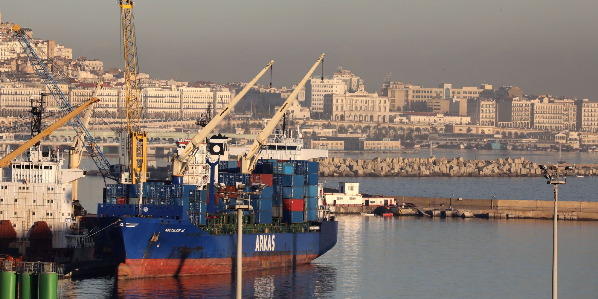 Algerie : Attestation de libre commercialisation : l’Etat lève le verrou sur l’importation des matières premières