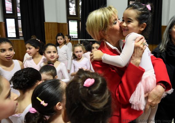 Brigitte Macron va à la rencontre des enfants de la Maison des jeunes (PHOTOS)