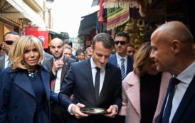 Aux cris de demandes de visa, Macron et sa femme visitent à la médina de Tunis (VIDÉO, PHOTOS)