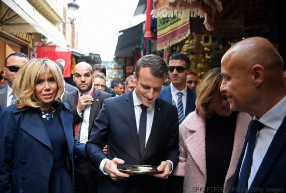 Aux cris de demandes de visa, Macron et sa femme visitent à la médina de Tunis (VIDÉO, PHOTOS)